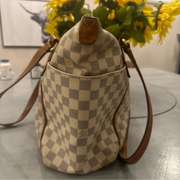Louis Vuitton Grey and Cream Checkered Shoulder Bag - Picture 2 of 16